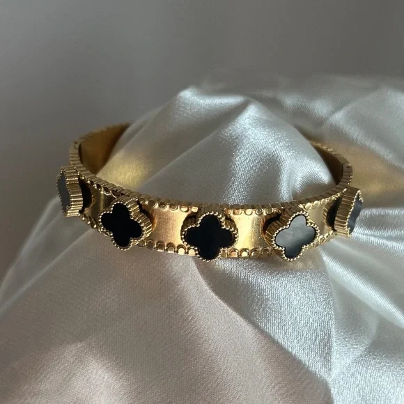 Clover Bangle - Picture 2 of 5